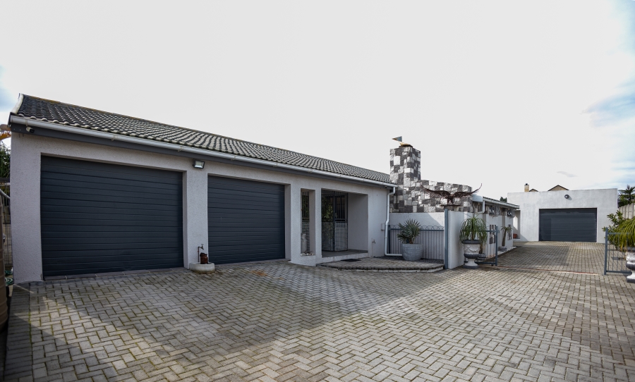 5 Bedroom Property for Sale in Loucharmante Western Cape